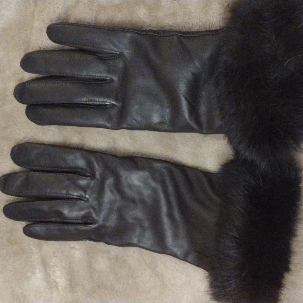 Saks Fifth Avenue Leather Gloves With Fur Trim Sz 8 NWOT
